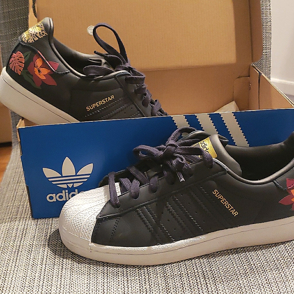 ADIDAS  SIZE 6-Her Studio Super star floral